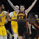 Une soirée bien difficile pour Clint Capela (à droite) face aux Lakers. KEYSTONE/AP/Damian Dovarganes